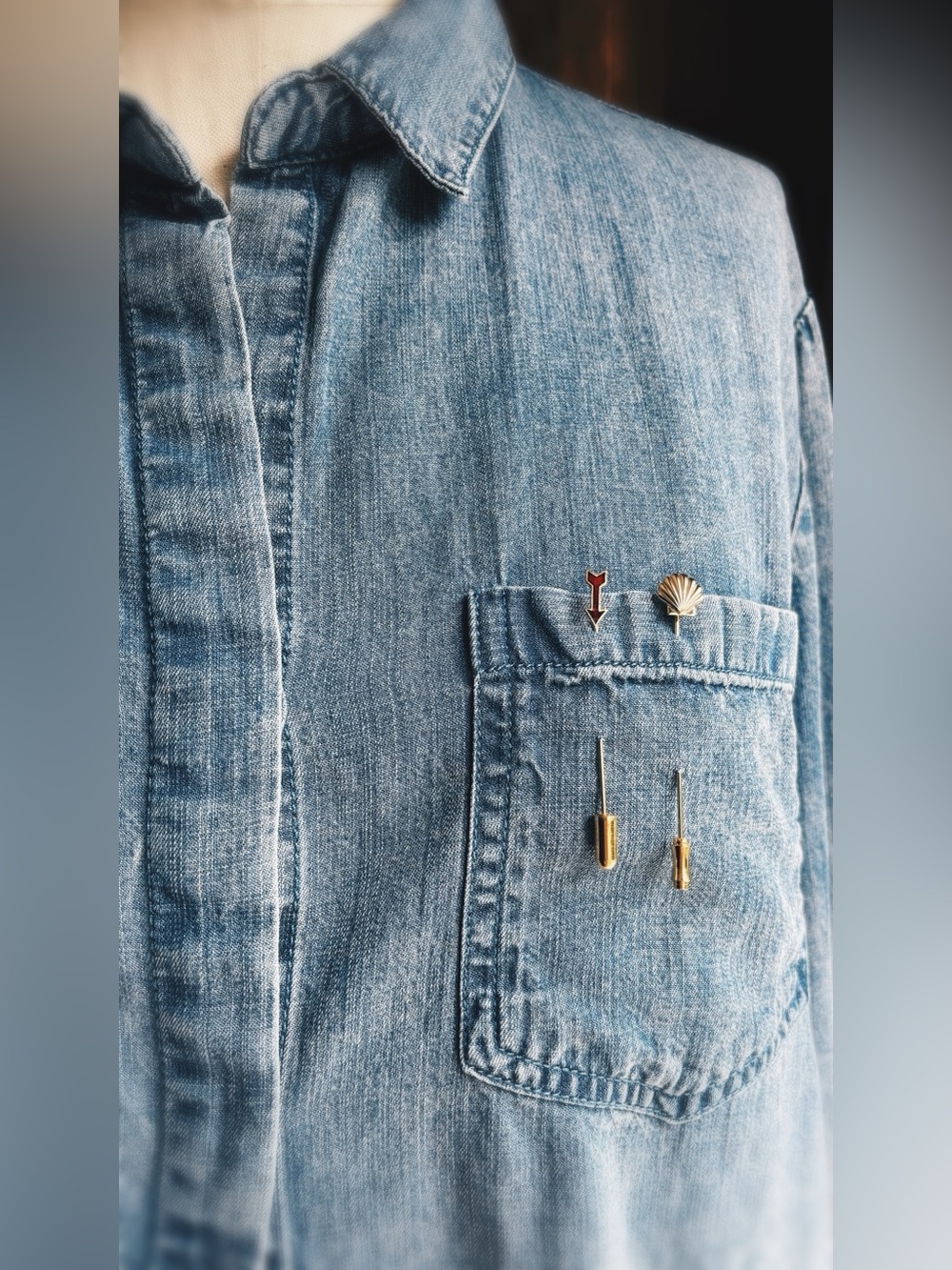 Vintage Wash Denim Button-Down Shirt & Two Vintage Red Arrow & Shell stick pins - Picture 2 of 10
